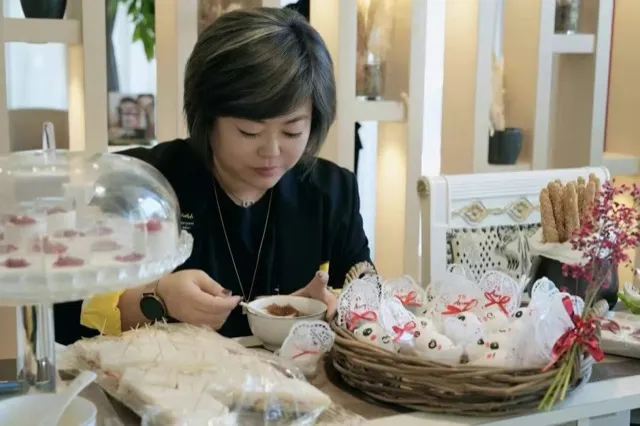 Si preparano i dolcetti e i sacchetti regalo per gli ospiti
