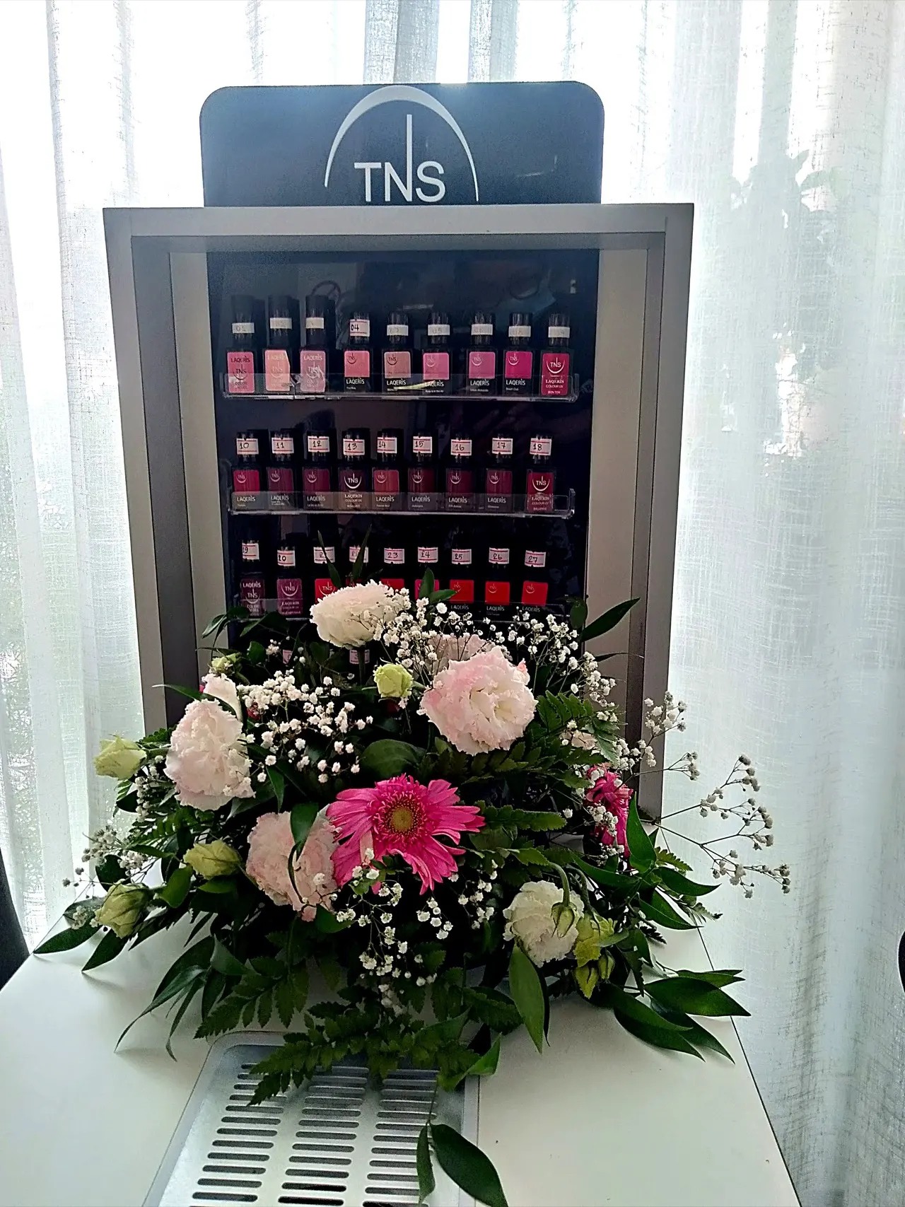 Gli smalti e i fiori nell'angolo unghie